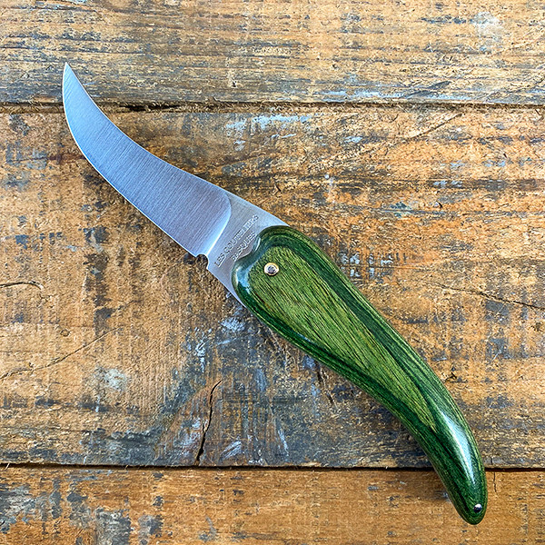 Couteau vert avec une lame acier fabriqué par Les couteliers basques